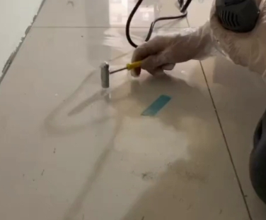 什邡瓷砖开裂维修公司专业分享瓷砖在铺贴前如果没有沥干水分，将会导致以下问题