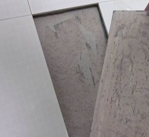 什邡瓷砖空鼓维修公司分享瓷砖铺贴时如果打浆（即涂抹在瓷砖背面和基层上的砂浆或瓷砖胶）过少，会带来以下问题
